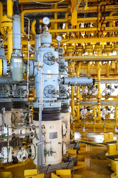 在平台上的石油和天然气生产插槽，井口控制对石油和钻机行业，重工业在离岸石油和天然气业务. — 图库照片