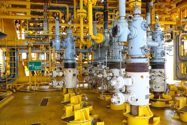 Ranura de producción de petróleo y gas en la plataforma, Control de cabezal de pozo en la industria petrolera y de plataformas, Industria pesada en el negocio de petróleo y gas en alta mar . —  Fotos de Stock