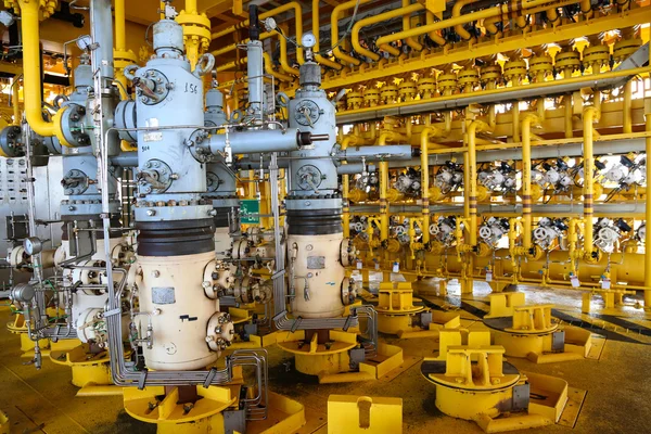 Olie en gas productie sleuf op het platform, goed hoofd controle op olie en tuig industrie, zware industrie in offshore olie en gas bedrijven. — Stockfoto