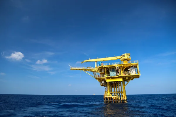 Öl- und Bohrinselindustrie im Offshore-Bereich, Bauplattform für Öl- und Gasförderung im Energiegeschäft, Schwerindustrie und harte Arbeiten im Meer. — Stockfoto