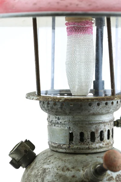 Старая или винтажная лампа ураган на белом фоне, материал коррозии материала лампы . — стоковое фото