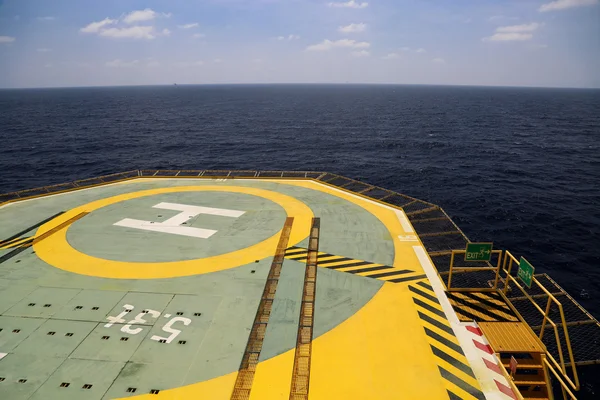 Helideck of oil and gas drilling rig in offshore industry, Helicopter landing area on construction platform in offshore of oil and gas industry or energy business for transfer passenger. — Stock Photo, Image