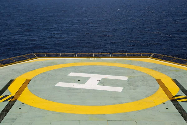 Helideck of oil and gas drilling rig in offshore industry, Helicopter landing area on construction platform in offshore of oil and gas industry or energy business for transfer passenger. — Stock Photo, Image