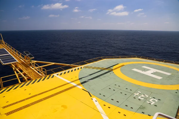 Helideck of oil and gas drilling rig in offshore industry, Helicopter landing area on construction platform in offshore of oil and gas industry or energy business for transfer passenger. — Stockfoto