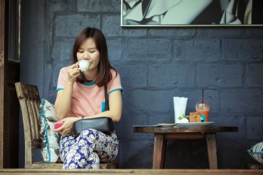 Ücretsiz gün, Cafe shop kahve içme Asya kadınlar kafeterya Salonu, güzel kız içme çay veya kahve Cafe üzerinde zaman sakin ol