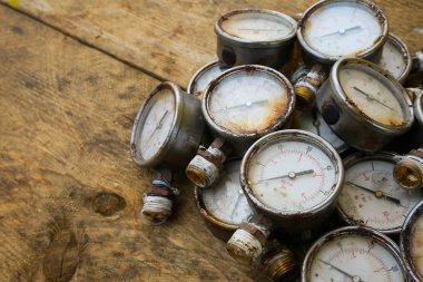 Eski basınç göstergesi veya ahşap zemin, ekipman üretim sürecinin üzerine petrol ve gaz endüstrisi hasar basınç göstergesi.