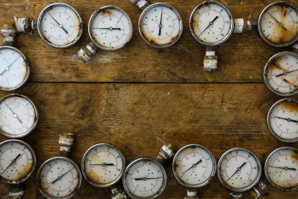 Manómetro antiguo o manómetro de daños de la industria del petróleo y el gas sobre fondo de madera, Equipo de proceso de producción . — Foto de Stock