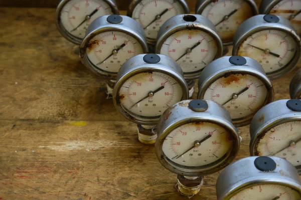 Gamla manometer eller skada manometer av olja och gas industri på trä bakgrund, utrustning av produktionsprocessen. — Stockfoto