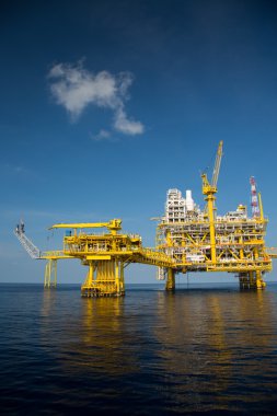 Deniz aşırı petrol ve doğalgaz üretimi ve keşif işi. Üretim petrol ve gaz fabrikası ve denizdeki ana inşaat platformu. Enerji sektörü.