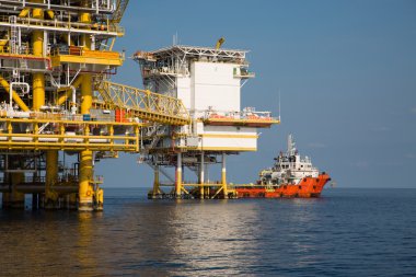 Deniz aşırı petrol ve doğalgaz üretimi ve keşif işi. Üretim petrol ve gaz fabrikası ve denizdeki ana inşaat platformu. Enerji sektörü.