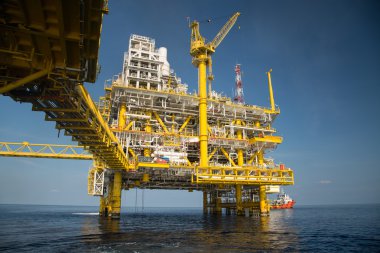 Deniz aşırı petrol ve doğalgaz üretimi ve keşif işi. Üretim petrol ve gaz fabrikası ve denizdeki ana inşaat platformu. Enerji sektörü.