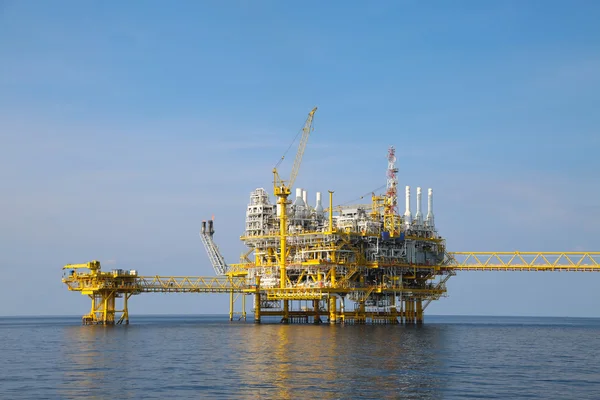 Negocios de producción y exploración de petróleo y gas en alta mar. Producción planta de petróleo y gas y principal plataforma de construcción en el mar. Empresas energéticas. — Foto de Stock