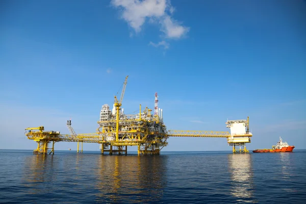 Deniz aşırı petrol ve doğalgaz üretimi ve keşif işi. Üretim petrol ve gaz fabrikası ve denizdeki ana inşaat platformu. Enerji sektörü.