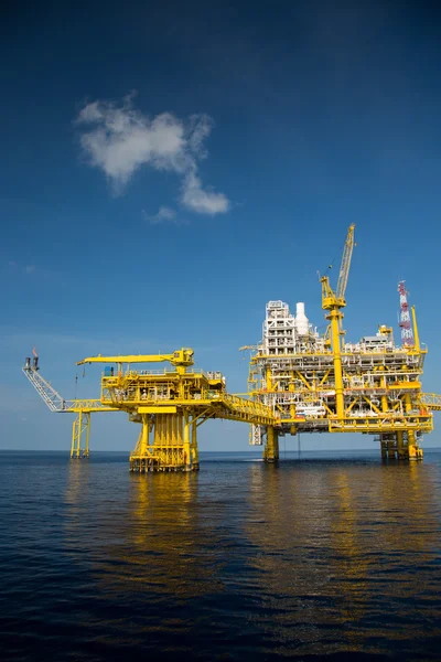 Offshore olie- en gasproductie en -exploratie. Productie olie- en gasinstallatie en belangrijkste bouwplatform in de zee. Energiebedrijf. — Stockfoto