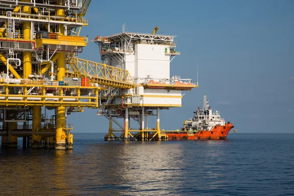 Negocios de producción y exploración de petróleo y gas en alta mar. Producción planta de petróleo y gas y principal plataforma de construcción en el mar. Empresas energéticas. —  Fotos de Stock