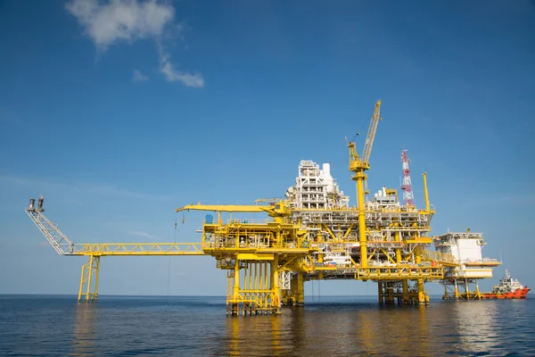 Tengeri olaj- és gázkitermelési és -feltárási üzlet. Olaj- és gázkitermelő üzem és fő építkezési platform a tengerben. Energiaipar. — Stock Fotó