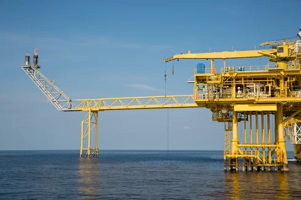 Negocios de producción y exploración de petróleo y gas en alta mar. Producción planta de petróleo y gas y principal plataforma de construcción en el mar. Empresas energéticas. — Foto de Stock