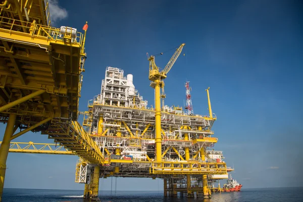 Deniz aşırı petrol ve doğalgaz üretimi ve keşif işi. Üretim petrol ve gaz fabrikası ve denizdeki ana inşaat platformu. Enerji sektörü. — Stok fotoğraf