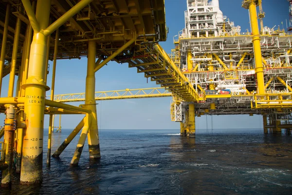 Działalność związana z wydobyciem i poszukiwaniem ropy naftowej i gazu ziemnego na obszarach morskich. Produkcja ropy naftowej i gazu oraz główna platforma budowlana w morzu. Działalność energetyczna. — Zdjęcie stockowe