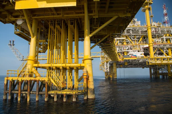 Działalność związana z wydobyciem i poszukiwaniem ropy naftowej i gazu ziemnego na obszarach morskich. Produkcja ropy naftowej i gazu oraz główna platforma budowlana w morzu. Działalność energetyczna. — Zdjęcie stockowe