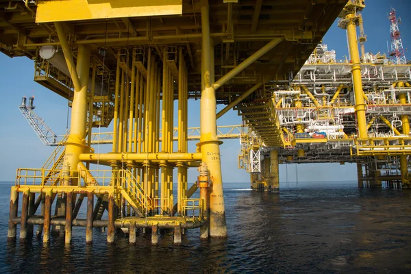 Negocios de producción y exploración de petróleo y gas en alta mar. Producción planta de petróleo y gas y principal plataforma de construcción en el mar. Empresas energéticas. — Foto de Stock