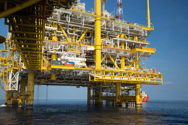 Negocios de producción y exploración de petróleo y gas en alta mar. Producción planta de petróleo y gas y principal plataforma de construcción en el mar. Empresas energéticas. —  Fotos de Stock