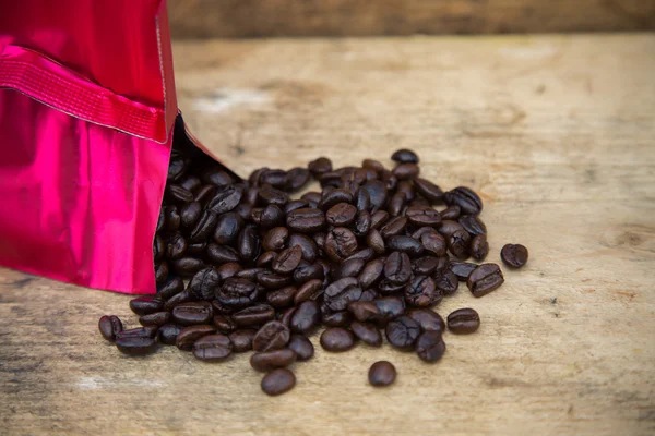 Boabe de cafea fundal pe lemn, boabe de cafea proaspete cu ceașcă de cafea pe fundal din lemn, Set de băuturi fundal . — Fotografie, imagine de stoc