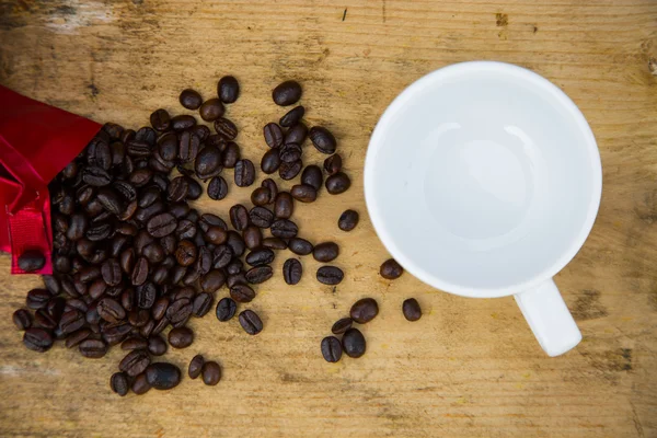 Grãos de café fundo em madeira, Grãos de café frescos com xícara de café em fundo de madeira, Beber conjunto de fundo . — Fotografia de Stock