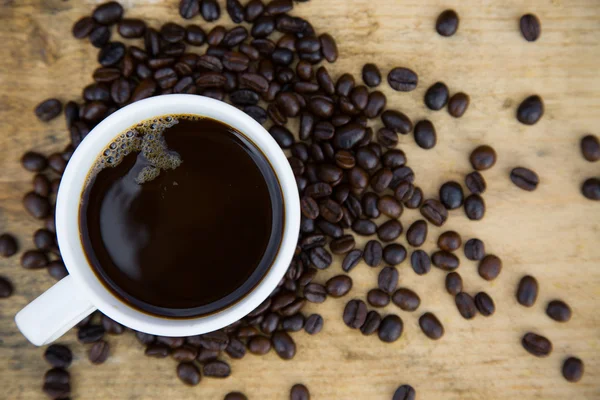 Boabe de cafea fundal pe lemn, boabe de cafea proaspete cu ceașcă de cafea pe fundal din lemn, Set de băuturi fundal . — Fotografie, imagine de stoc