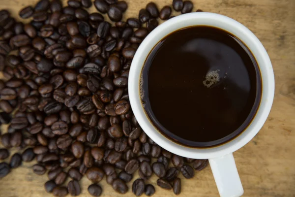Boabe de cafea fundal pe lemn, boabe de cafea proaspete cu ceașcă de cafea pe fundal din lemn, Set de băuturi fundal . — Fotografie, imagine de stoc