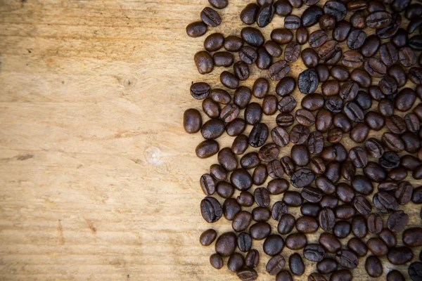 Grãos de café fundo em madeira, Grãos de café frescos com xícara de café em fundo de madeira, Beber conjunto de fundo . — Fotografia de Stock