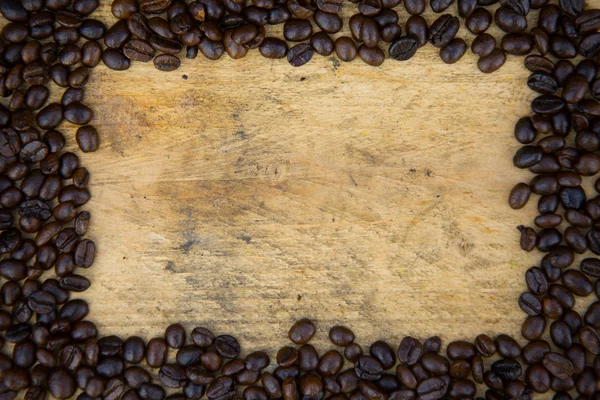 Grãos de café fundo em madeira, Grãos de café frescos com xícara de café em fundo de madeira, Beber conjunto de fundo . — Fotografia de Stock