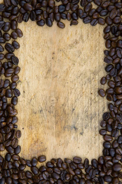 Grãos de café fundo em madeira, Grãos de café frescos com xícara de café em fundo de madeira, Beber conjunto de fundo . — Fotografia de Stock