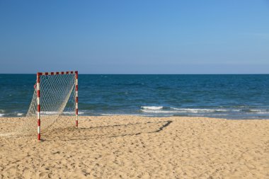 Plaj Futbolu pitch güneşli bir günde, sahilde popüler spor.