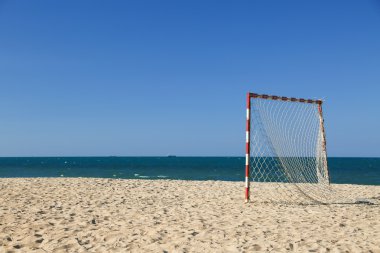 Plaj Futbolu pitch güneşli bir günde, sahilde popüler spor.