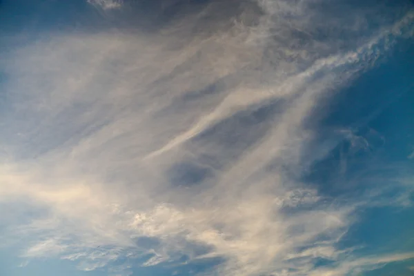 Blauwe hemelachtergrond op mooi weer dag. mooie hemel met cloud. — Stockfoto