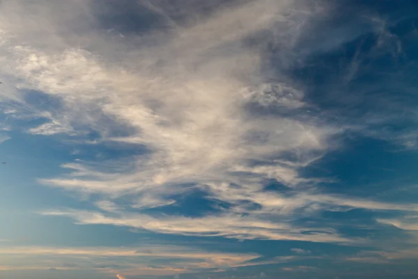 Kék ég háttér jó időben a napon. gyönyörű eget felhő. — Stock Fotó