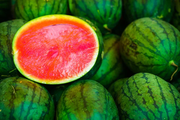 Sandías frescas en estantes en el mercado o supermercado, Frutas y bebidas saludables, Sandías verdes de primer plano sobre fondo de fruta . — Foto de Stock