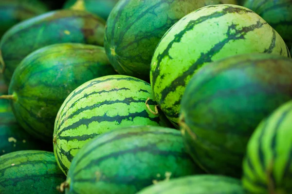 Sandías frescas en estantes en el mercado o supermercado, Frutas y bebidas saludables, Sandías verdes de primer plano sobre fondo de fruta . — Foto de Stock