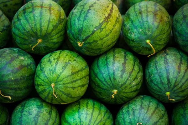 Sandías frescas en estantes en el mercado o supermercado, Frutas y bebidas saludables, Sandías verdes de primer plano sobre fondo de fruta . — Foto de Stock