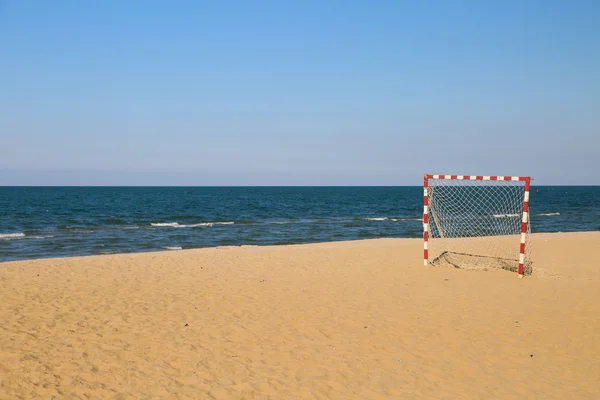 Strand voetbal pitch op een zonnige dag, populaire sport op het strand. — Stockfoto