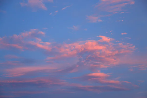 Ciel rouge coloré Arrière-plan ou ciel de sang rouge par beau temps. ciel coloré . — Photo