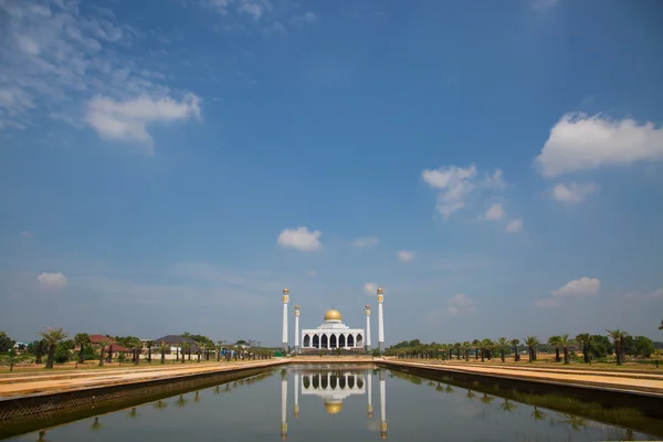 Mosque in southern of Thailand, Central mosque for prayed and most of muslim like to prayed god at mosque, Beautiful mosque in good weather day. — Stock Photo, Image