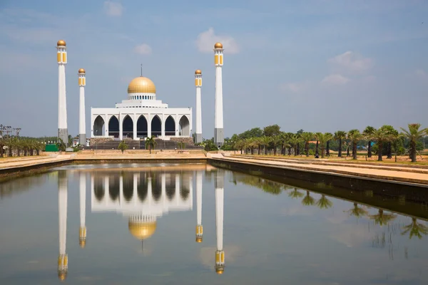 Mosque in southern of Thailand, Central mosque for prayed and most of muslim like to prayed god at mosque, Beautiful mosque in good weather day. — Stock Photo, Image