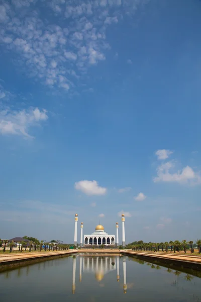 Mosque in southern of Thailand, Central mosque for prayed and most of muslim like to prayed god at mosque, Beautiful mosque in good weather day. — Stock Photo, Image