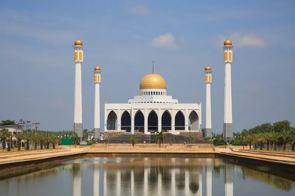 Mosque in southern of Thailand, Central mosque for prayed and most of muslim like to prayed god at mosque, Beautiful mosque in good weather day. — Stock Photo, Image