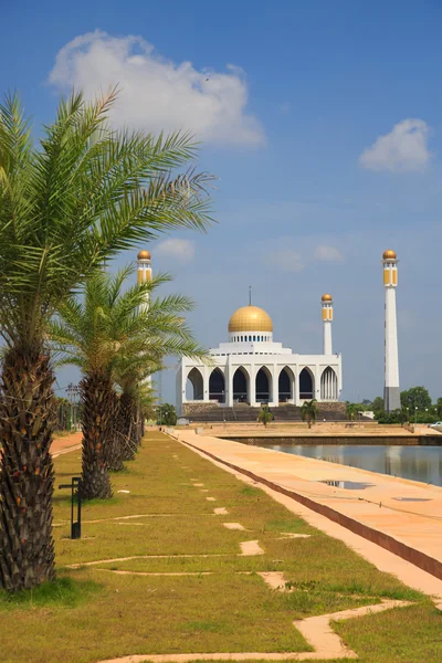 Mosque in southern of Thailand, Central mosque for prayed and most of muslim like to prayed god at mosque, Beautiful mosque in good weather day. — Stock Photo, Image