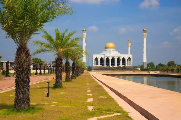 Mosque in southern of Thailand, Central mosque for prayed and most of muslim like to prayed god at mosque, Beautiful mosque in good weather day. — Stock Photo, Image