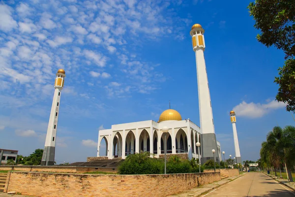 Mosque in southern of Thailand, Central mosque for prayed and most of muslim like to prayed god at mosque, Beautiful mosque in good weather day. — Stock Photo, Image