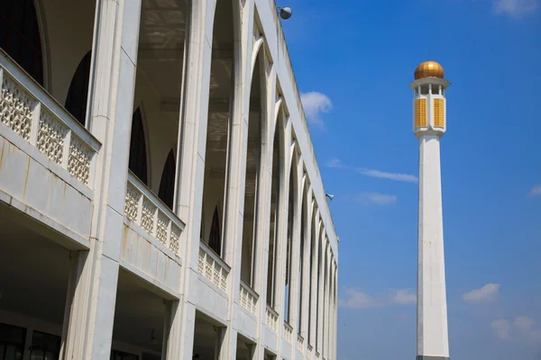 Mosque in southern of Thailand, Central mosque for prayed and most of muslim like to prayed god at mosque, Beautiful mosque in good weather day. — Stock Photo, Image